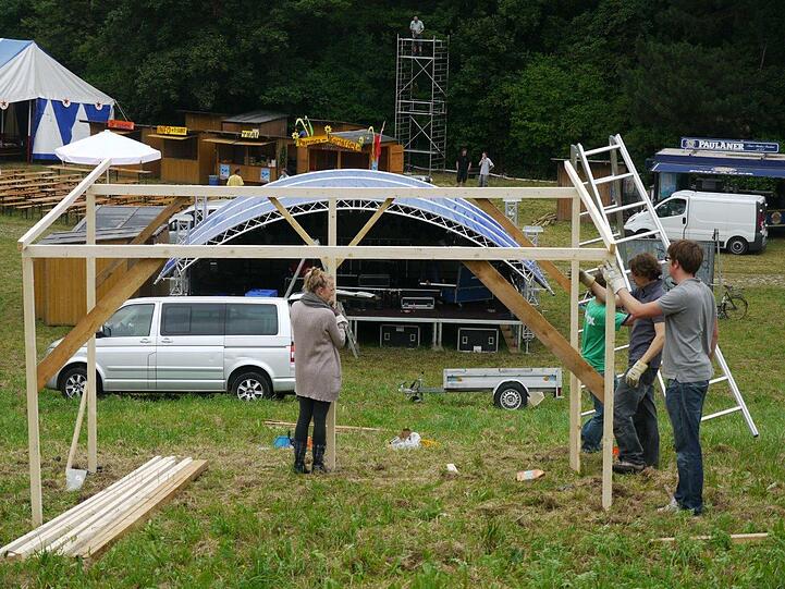 Die Aufbauarbeiten für das Gräfelfinger Kultrufestival.