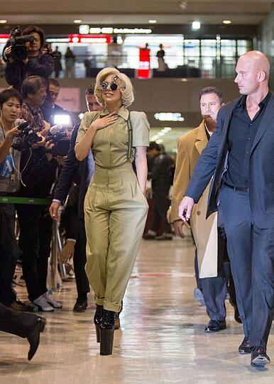 Lady Gaga bei ihrer Ankunft in Tokio