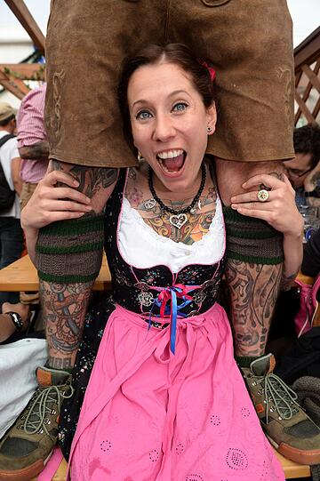 Auf diesem Untergrund überrascht das Dirndl wenigstens Mal. Ein Prosit der Gemütlichkeit auf ein gelungenes Outfit.