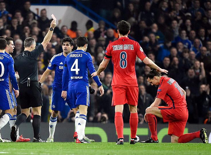 Zlatan Ibrahimovic sieht im Champions-League-Spiel gegen den FC Chelsea die Rote Karte
