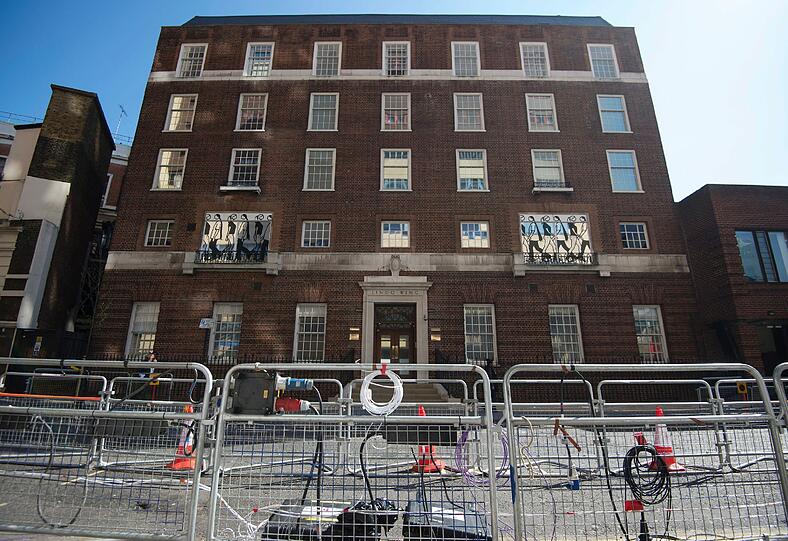 Das St. Mary's Hospital ist für den Ansturm bereit. Kate wird ihr Baby auf dem Privatflügel "Lindo Wing" zur Welt bringen.