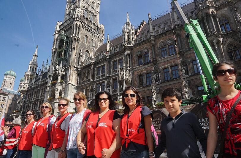 Menschenkette ums Rathaus: Noch sind Münchens Erzieher weiter im Ausstand.