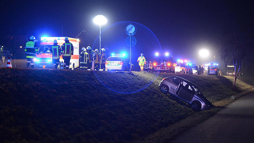 Auf der B388 im Landkreis Landshut kommt es zu einem schweren Unfall nach einem Reifenplatzer. Drei Personen werden verletzt.