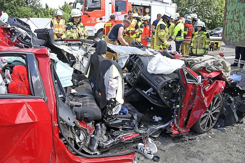 Vier Schwerverletzte sind die Bilanz eines Horror-Unfalls auf der A99.