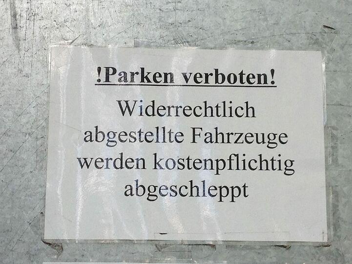 In diesen Innenhof in der Maxvorstadt darf man fast gar nichts - zumindest wenn es nach den Schildern geht.