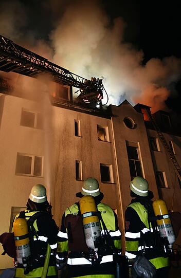 Ein Feuer auf einem Balkon setzte in Perlach einen ganzen Dachstuhl in Brand. Die Bilder von den Löscharbeiten.