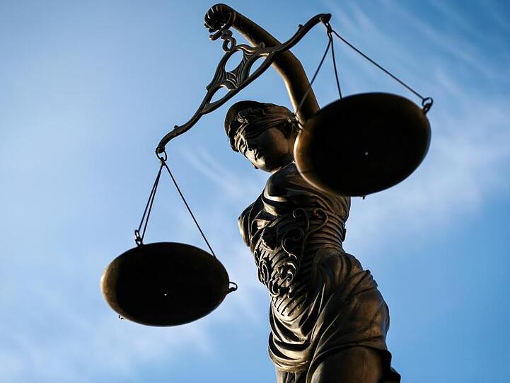 Eine Statue der Justitia hält eine Waage in der Hand. Foto: David-Wolfgang Ebener/Archivbild