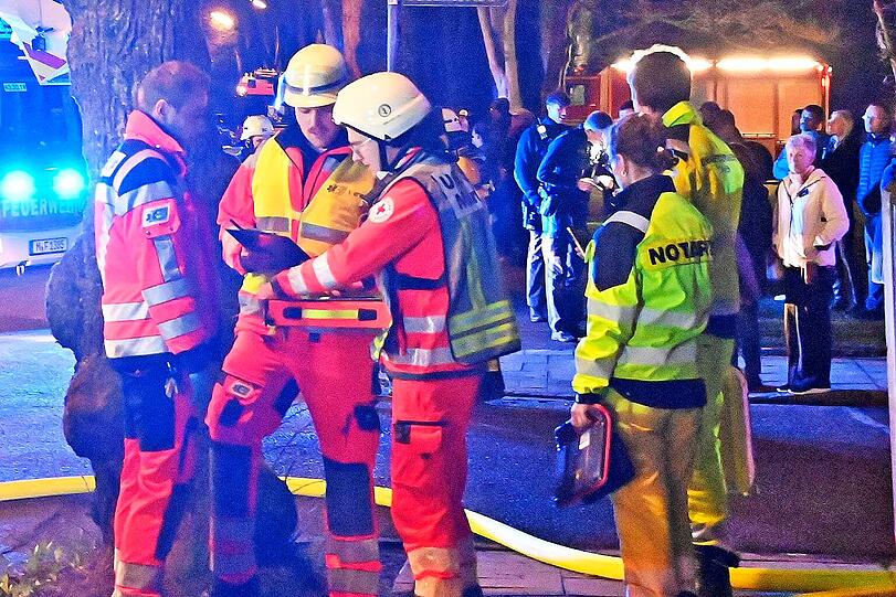 Gro&szlig;einsatz der M&uuml;nchner Feuerwehr: In der Diefenbachstra&szlig;e in Solln hat der Dachstuhl eines dreigeschossigen Wohnhauses gebrannt.