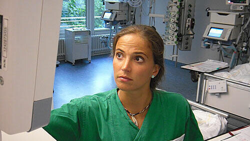 Beatrice Retzlaff auf der Intensivstation. Hier werden die Patienten nach ihren Herz-Operationen überwacht. Beatrice Retzlaff auf der Intensivstation. Hier werden die Patienten nach ihren Herz-Operationen überwacht.