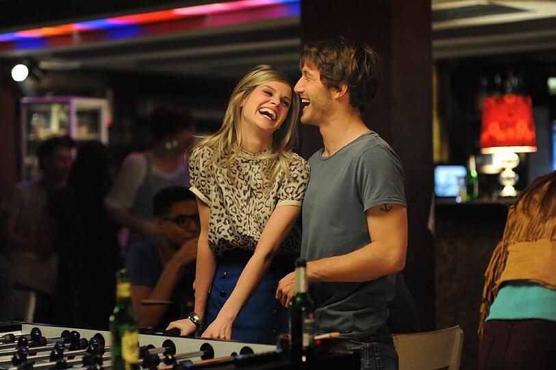Sophie beim &bdquo;Kickern&ldquo; mit ihrem Freund Rob (David Rott).