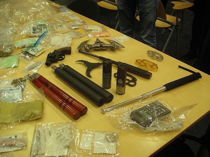 Schlagringe, Pistolen, Schlagstöcke: Dieses Waffen-Arsenal hat die Polizei in einer Münchner Drogen-Wohnung gefunden.