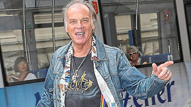 Lieb: &bdquo;Love&ldquo; steht auf dem Shirt von TV-Star Wolfgang Fierek.