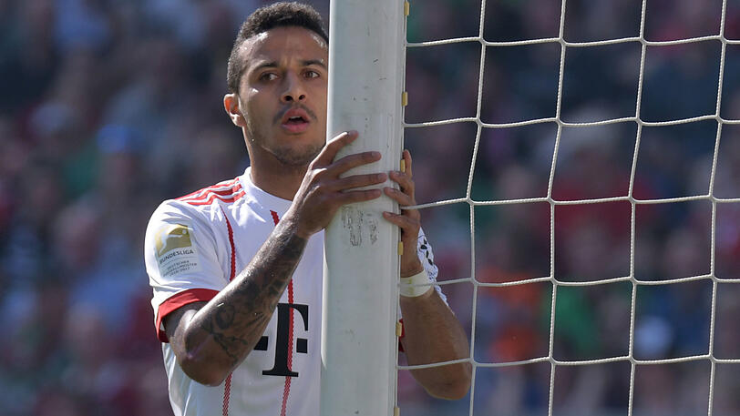 Thiago: Note 2. Köpfte völlig frei vor dem Tor wuchtig drüber (12.). Agierte als &bdquo;falscher Linksaußen&ldquo;, also von halblinks. Scheiterte auch mit einem strammen Schuss am 96-Keeper (42.). Mit vielen Ballaktionen und weiter aufsteigender Form. Dürfte gegen Real gesetzt sein.