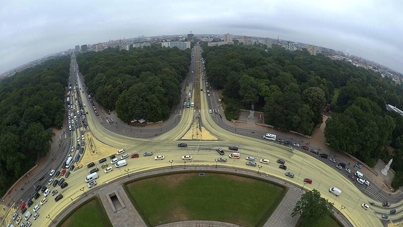 Die Straßen rund um den Großen Stern an der Siegessäule sind gelblich gefärbt. Aktivisten der Umweltschutz-Organisation Greenpeace trugen rund um den Großen Stern an der Siegessäule ökologisch abbaubare und -waschbare Farbe auf. Mit dem Farbprotest unter dem Motto "Sonne statt Kohle" protestieren sie gegen die Sitzung der Kohlekommission.