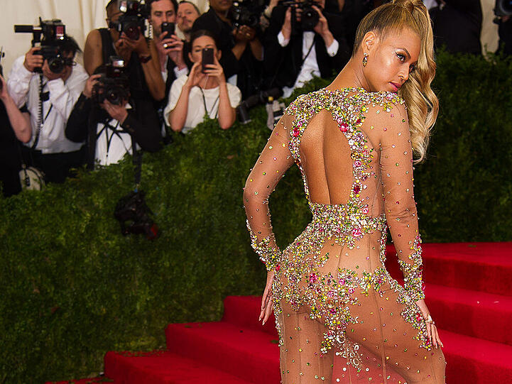 Side Bum ist angesagt. Ganz vorne mit dabei ist natürlich Beyoncé, die hier auf der Met Gala ihren Po in einer Robe von Givenchy von der Seite präsentiert