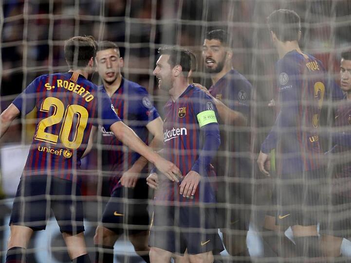 Lionel Messi (M) feiert sein Tor für Barcelona mit seinem Team.