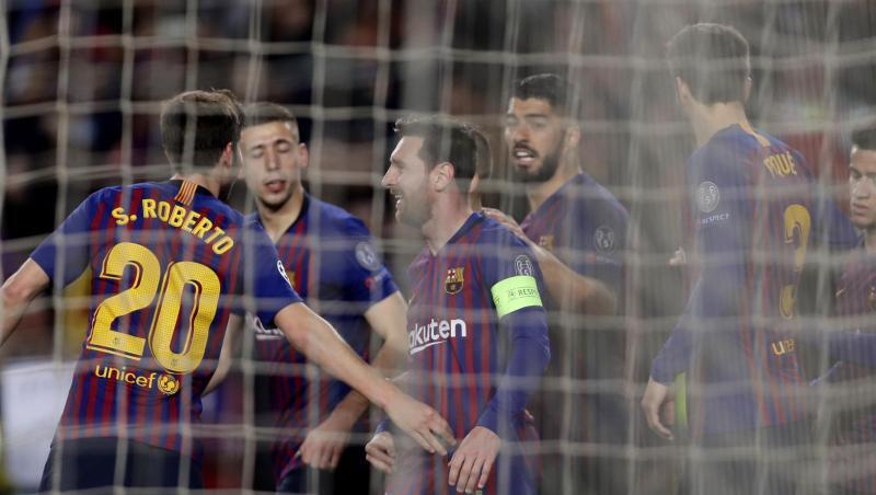 Lionel Messi (M) feiert sein Tor für Barcelona mit seinem Team. Lionel Messi (M) feiert sein Tor für Barcelona mit seinem Team.