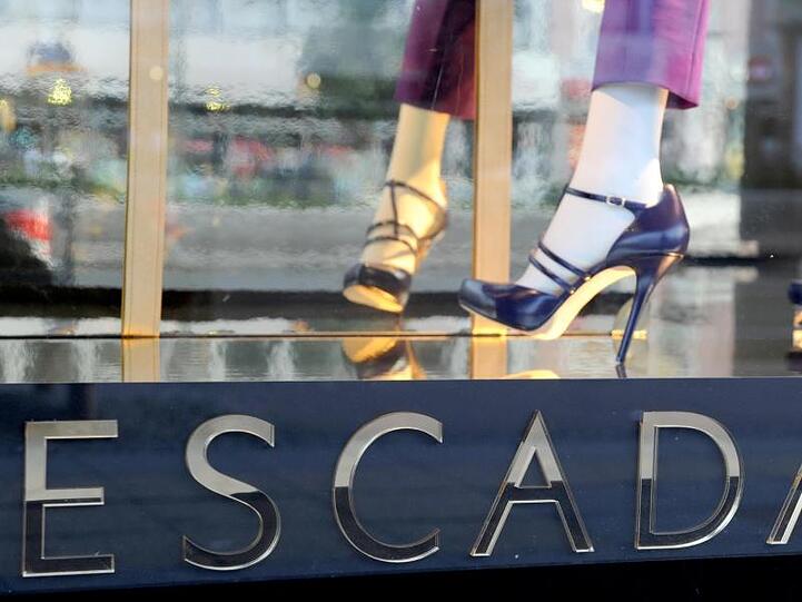 Escada-Dekoration in einem Schaufenster von einem Luxus-Kaufhaus. Foto: Jens Kalaene/zb/dpa/Archivbild