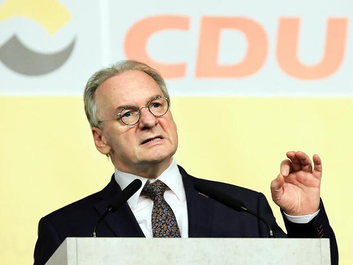 Der christdemokratische Ministerpräsident von Sachsen-Anhalt, Reiner Haseloff, spricht auf dem kleinen Parteitag der CDU Sachsen-Anhalt in Magdeburg.