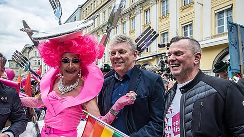 Posierte beim CSD noch freudig mit einer Drag Queen und Rosa Liste-Stadtrat Thomas Niederbühl (r.): Münchens Oberbürgermeister Dieter Reiter.