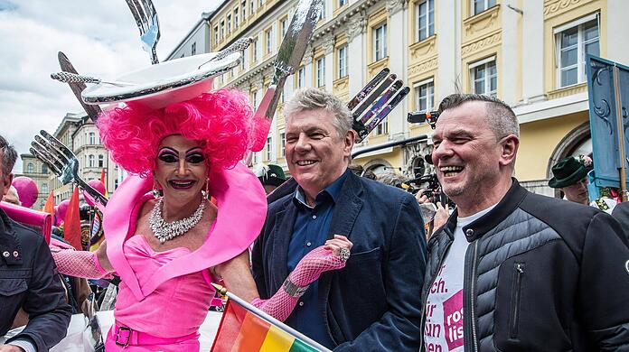 Posierte beim CSD noch freudig mit einer Drag Queen und Rosa Liste-Stadtrat Thomas Niederbühl (r.): Münchens Oberbürgermeister Dieter Reiter.