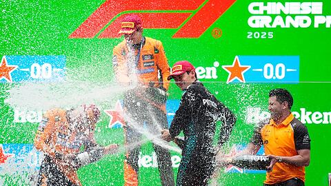 Champagner-Party ohne Verstappen: Die McLaren-Piloten Oscar Piastri und Lando Norris feiern mit Mercedes-Fahrer George Russell.
