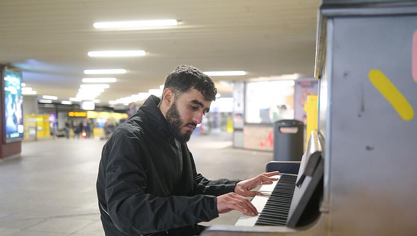 Abdul Rahman Al Ali aus Syrien spielt an einer U-Bahn Haltestelle in Stuttgart auf einem open Piano. Das Instrument ist dort für Jedermann zugänglich. (Archivfoto) Abdul Rahman Al Ali aus Syrien spielt an einer U-Bahn Haltestelle in Stuttgart auf einem open Piano. Das Instrument ist dort für Jedermann zugänglich. (Archivfoto)
