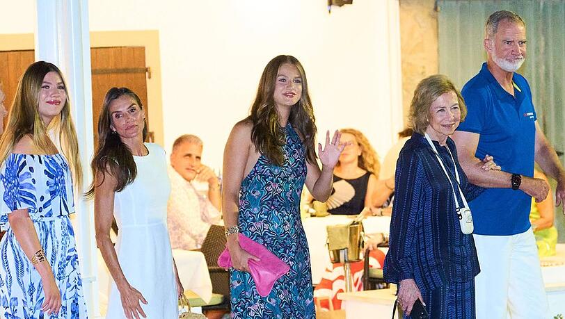 Beim privaten Familienessen auf Mallorca zeigten sich die spanischen Royals auch modisch als eine Einheit. Beim privaten Familienessen auf Mallorca zeigten sich die spanischen Royals auch modisch als eine Einheit.