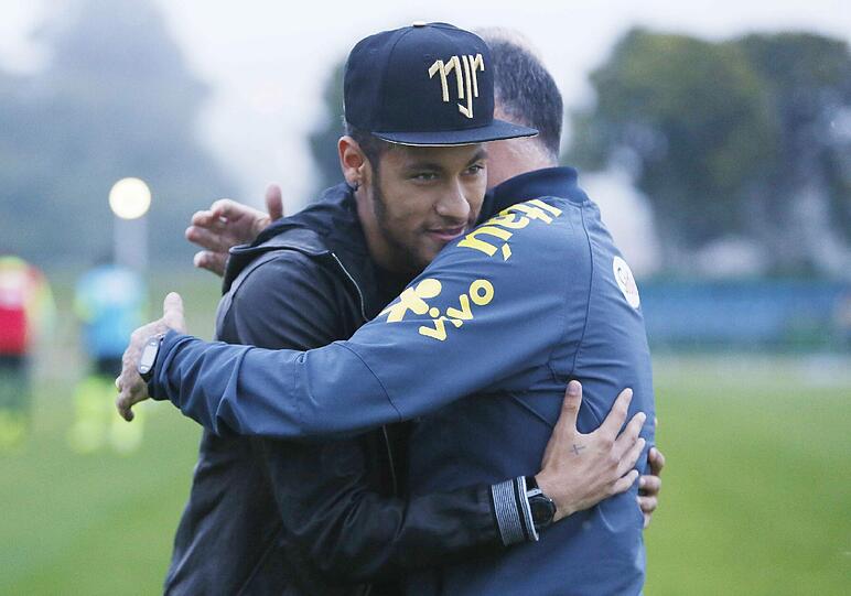 Weitere Bilder von Neymars Besuch beim Training der brasilianischen Nationalelf. Diese bereitet sich auf das Spiel um Platz 3 gegen die Niederlande vor.