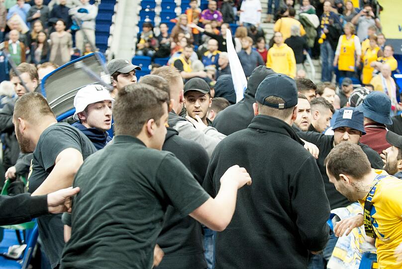 Vor dem Spiel gerieten Fans und Ordner aneinander.