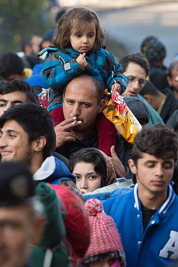Der Zustrom von Flüchtlingen an der österreichisch-deutschen Grenze reißt nicht ab.