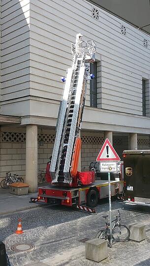 Rettung in zehn Meter Höhe: Ein Feuerwehrmann holt eine Bienenkönigin aus der Dachrinne.