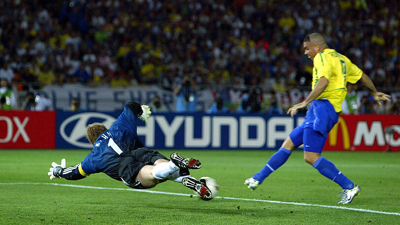 Ronaldo schiebt zum 1:0 für Brasilien ein.
