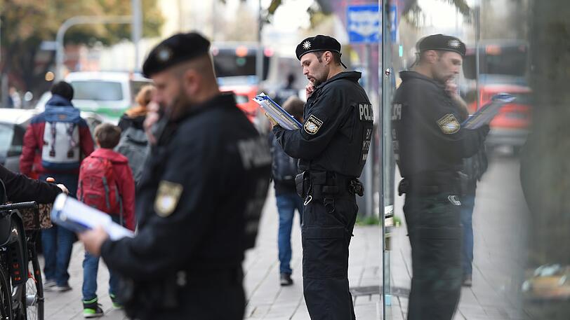 Mehrere Menschen sind in München von einem Unbekannten mit einem Messer angegriffen und verletzt worden.