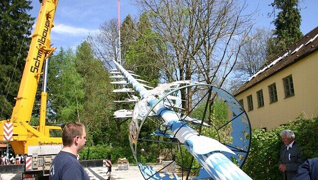 Der Sollner Maibaum wird aufgestellt jedes Jahr vom Maibaumverein aufgestellt. Jetzt im August ist Stammtisch.