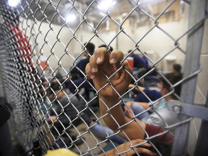 Inhaftierte Migranten in einer Einrichtung des US-Grenzschutzes.