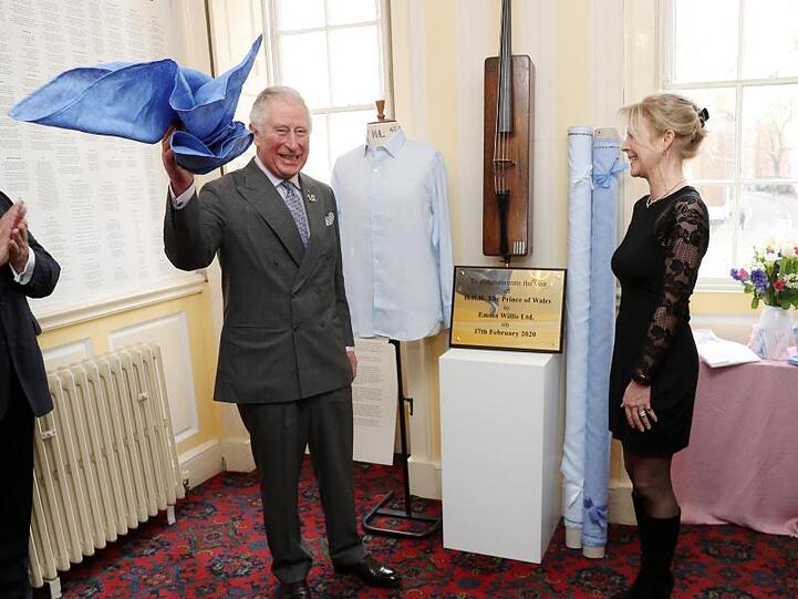 Prinz Charles enthüllt eine Gedenktafel anlässlich seines Besuchs in der Fabrik von Emma Willis.