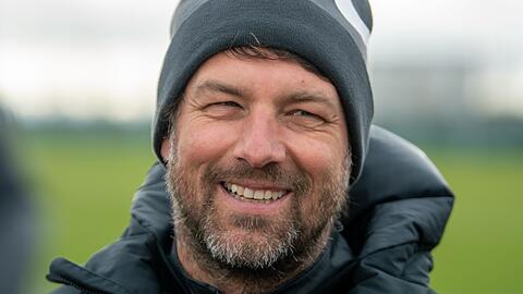 Trainer Markus Weinzierl lacht nach einem Mannschaftstraining des FC Augsburg.