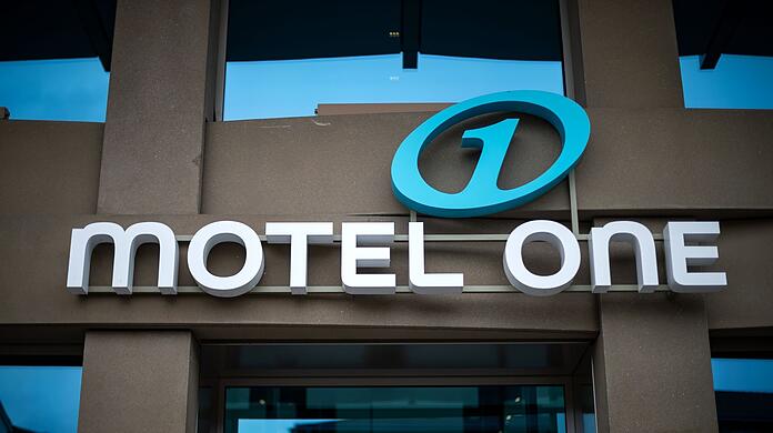 Motel One steht über dem Eingang eines Hotels der Gruppe in München.