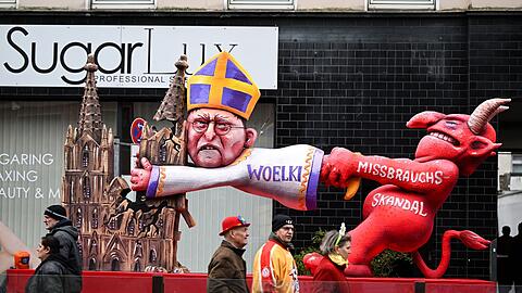 Ein Mottowagen in Düsseldorf befasst sich mit dem Missbrauchsskandal in der katholischen Kirche.
