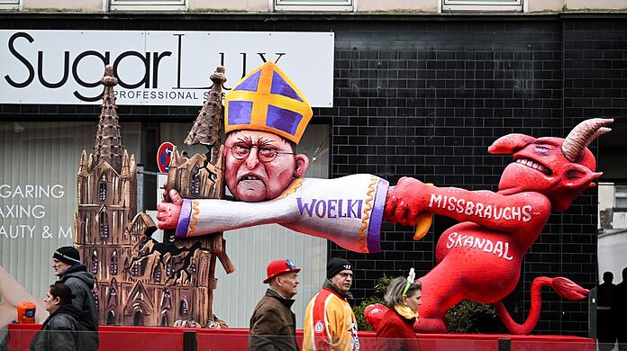 Ein Mottowagen in Düsseldorf befasst sich mit dem Missbrauchsskandal in der katholischen Kirche.