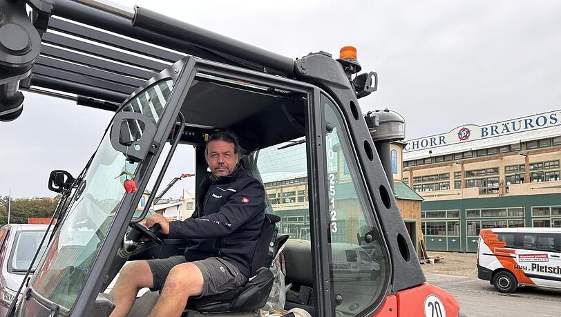 Ulrich Pletschacher kümmert sich um den Abbau der großen Festzelte auf der Wiesn. Ulrich Pletschacher kümmert sich um den Abbau der großen Festzelte auf der Wiesn.