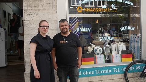 Julia Post und Friseur Duri an der Gleichmannstraße.