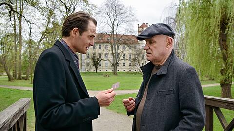 "Spreewaldkrimi: Böses muss mit Bösem enden": Kriminalrat a.D. Krüger (Christian Redl, r.) und Prof. Levi A. Than (Fabian Hinrichs) unterhalten sich über das Thema Zeit.