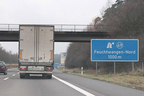 Etwa auf dieser Höhe der A 6 in Fahrtrichtung Nürnberg lag der leblose Mann. Die Polizei sucht nun Zeugen.