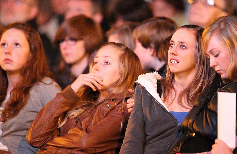 Der schwerste Gang der Angehörigen: Eltern, Verwandte und Freunde haben den Tunnel besucht, in dem 28 Menschen, darunter 22 Kinder in der Schweiz ums Leben gekommen sind. Ganz Belgien und die Schweiz versinkt in tiefer Trauer. Die Bilder
