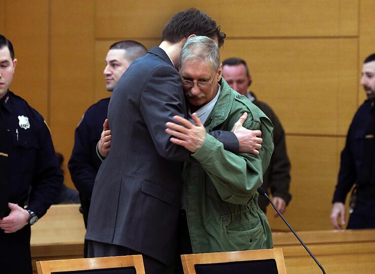 Konnte sein Glück kaum glauben: David Ranta umarmt seinen Anwalt Pierre Sussman, nachdem die Richterin den 58-Jährigen freigesprochen hatte.