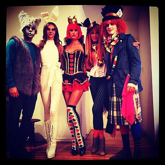 Model Alessandra Ambrosio und ihre Freunde als die Charaktere aus Alice im Wunderland.