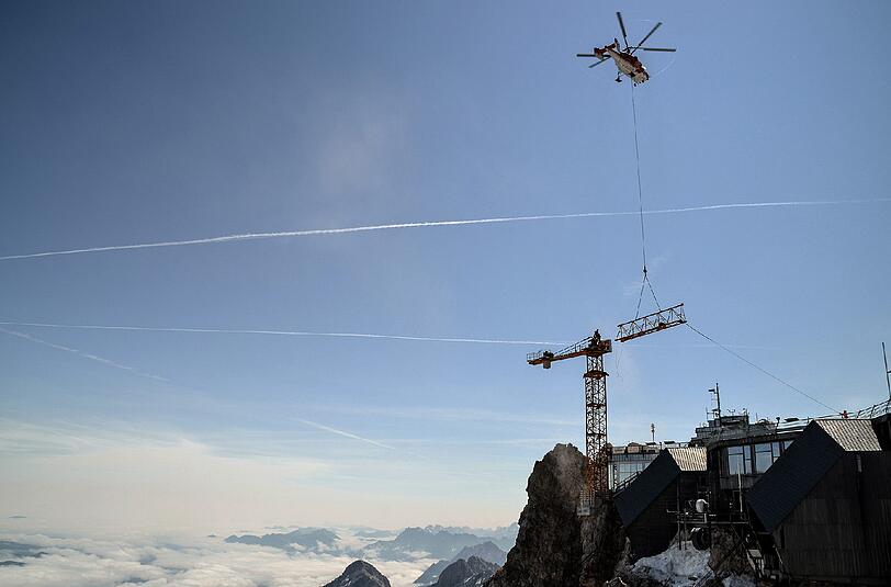 Am Mittwoch wurde die Montage eines Baukrans fertig gestellt, der den Gipfel um 13 Meter überragt.