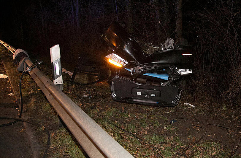Bilder vom Unfallort in Trostberg: Der alkoholisierte Fahrer (23 J.) wurde schwer verletzt.